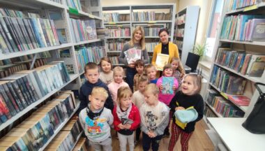 Zdjęcie dla artykułu Przedszkolaki zachwycone biblioteką w Dąbrowicy