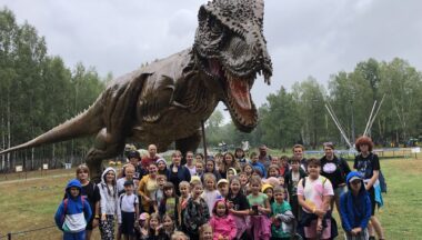 Zdjęcie dla galerii Wakacyjna wycieczka do parku rozrywki i dinozaurów