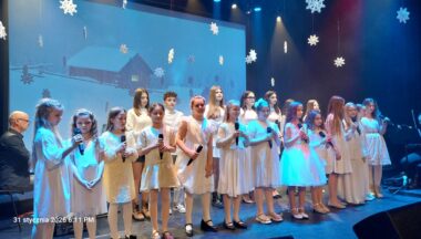Zdjęcie dla artykułu Piękne piosenki świąteczno-zimowe oraz kwesta na rzecz akcji charytatywnej Fundacji „Z serca dla serca”